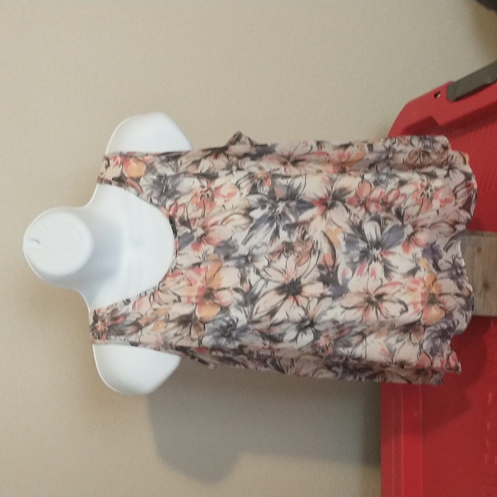 Brand: LOFT Style: Flower
